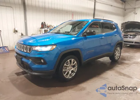 2022 Jeep Compass Latitude Lux 4X4 z USA, uszkodzony, nr VIN 3C4NJDFB8NT194788